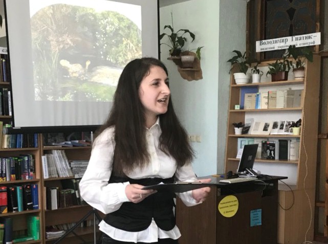 Переможниця конкурсу читців А.Дишкант читає монолог Гамлета